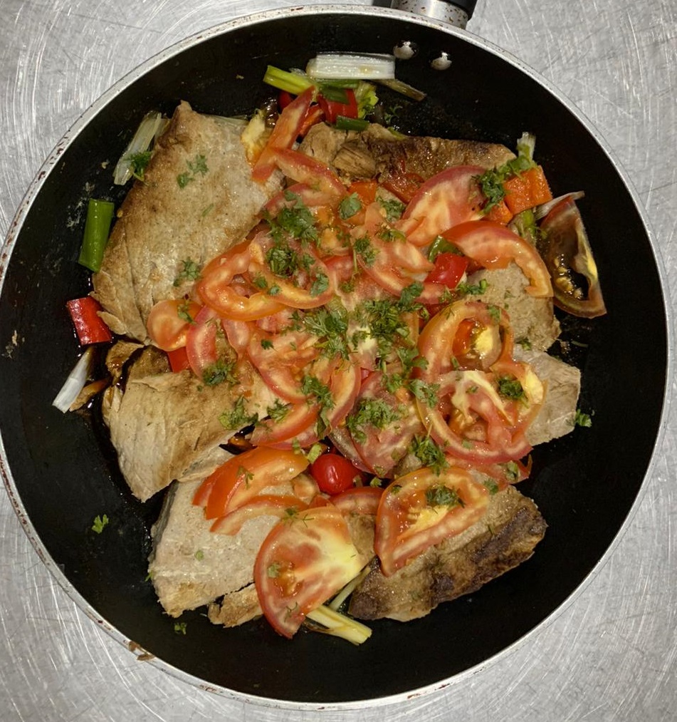Pescado salteado en vegetales
