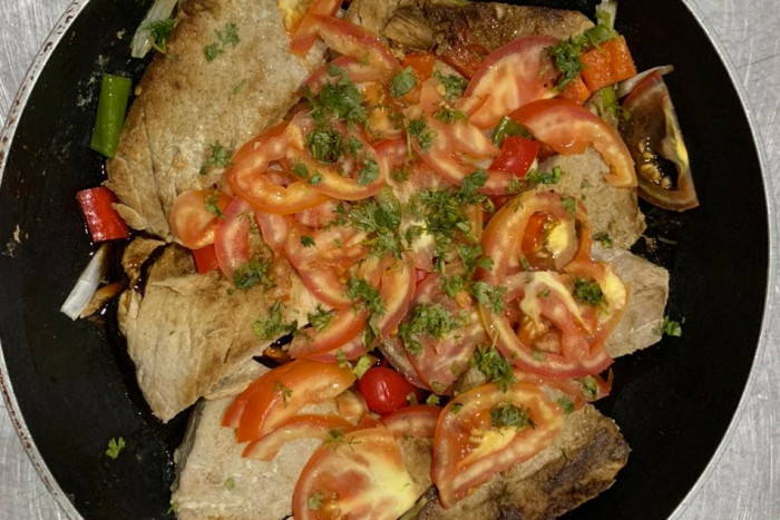 Pescado salteado en vegetales